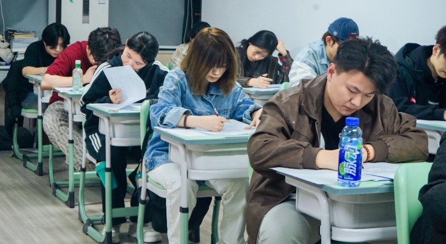 艺考生文化没过线，该再读一年还是去读大专