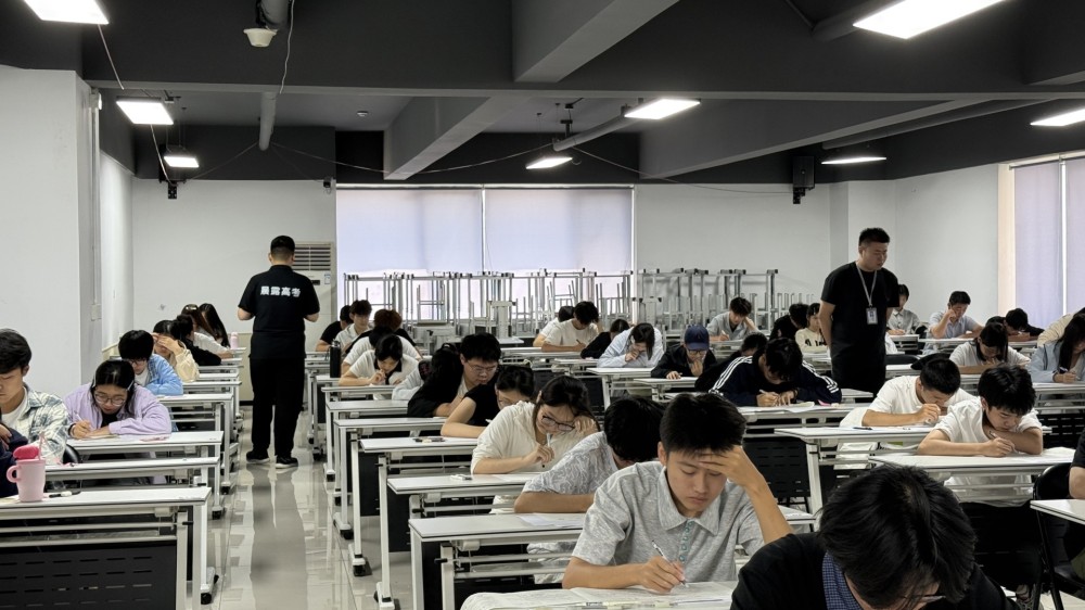 当艺考不再“易考”：山东艺考生的文化课突围战，谁在陪孩子打这场硬仗?