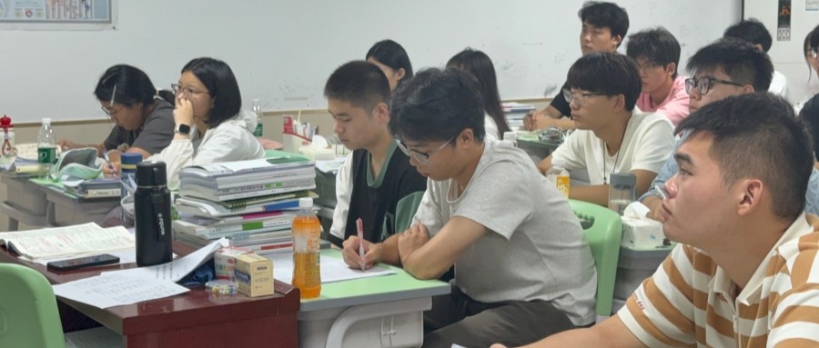 ​校园观察者视角·从晨露一间普通教室的灯光说起